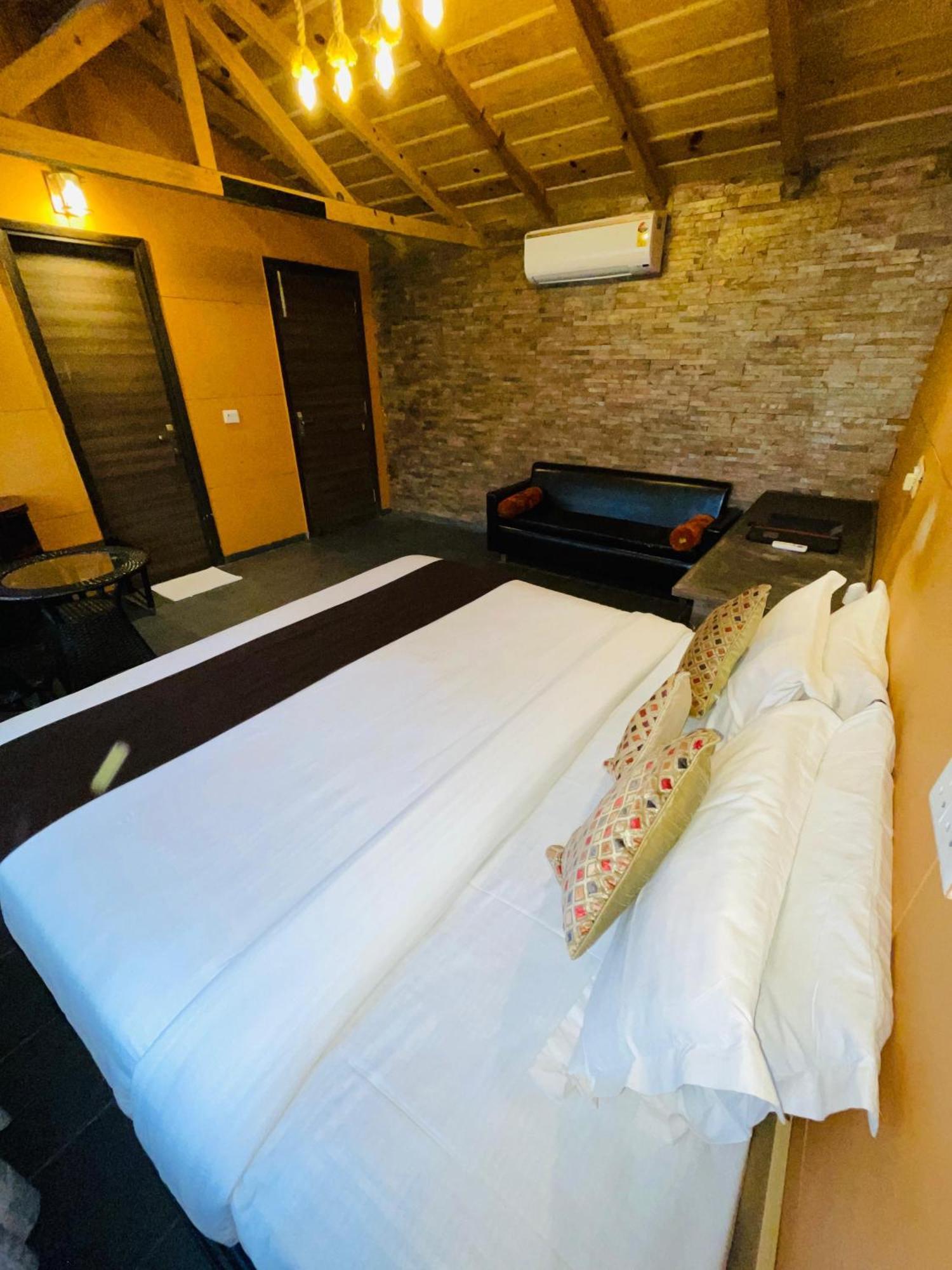 Sea Hawk - Luxury Hill Resort 4 Mins From Bhimtal Lake Oda fotoğraf